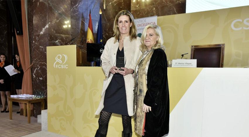 Manuela Lara, directora de Proyectos y Desarrollos de I+D+i de Santillana, junto a Irene Navarro, vicepresidenta de la Asociación de Centros Promotores de la Excelencia