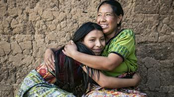 Josefina Tiu, participante del programa VoyaSer de Santillana, junto a su madre