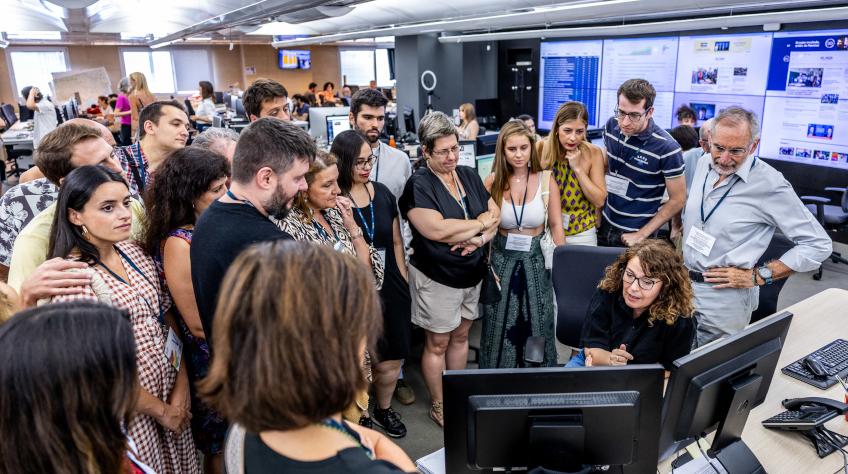 Un grupo de suscriptores de EL PAÍS visitan la redacción de Madrid. / ALEX ONCIU 